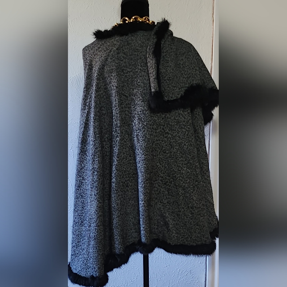 Fur trimmed wrap shawl - Picture 4 of 7